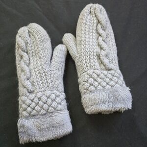 Elegant Gray Cable Knit Mittens